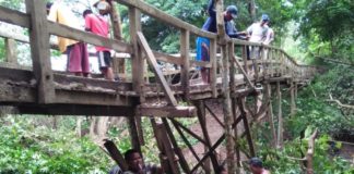 Jembatan Sungai Kempas Nyaris Ambruk Jembatan Rusak. Warga berjibaku melakukan perbaikan sementara agar jembatan Sungai Kempas tetap bisa dilalui warga, Kamis (28/6). Handika for Rakyat Kalbar