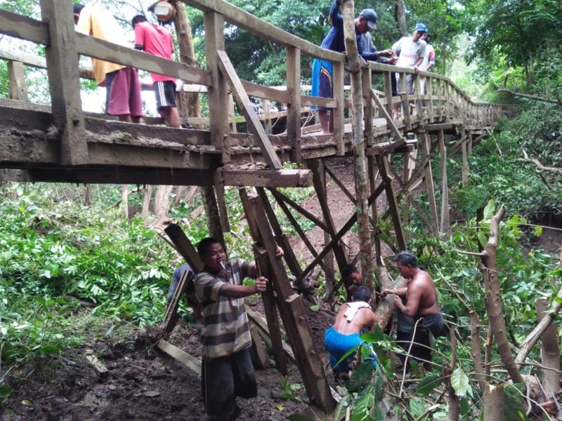 Jembatan Rusak. Warga berjibaku melakukan perbaikan sementara agar jembatan Sungai Kempas tetap bisa dilalui warga, Kamis (28/6). Handika for Rakyat Kalbar