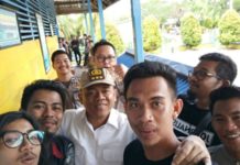 Pilkada Kayong Utara Aman dan Damai Pantau Pilkada. Direktur Kriminal Umum Polda Kalbar, Kombes Pol Arif Rachman diabadikan bersama insan pers saat meninjau pengamanan Pilkada Serentak 2018 di Sukadana, Kabupaten Kayong Utara, Rabu (27/6). Kamiriluddin/RK.