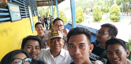 Pilkada Kayong Utara Aman dan Damai Pantau Pilkada. Direktur Kriminal Umum Polda Kalbar, Kombes Pol Arif Rachman diabadikan bersama insan pers saat meninjau pengamanan Pilkada Serentak 2018 di Sukadana, Kabupaten Kayong Utara, Rabu (27/6). Kamiriluddin/RK.