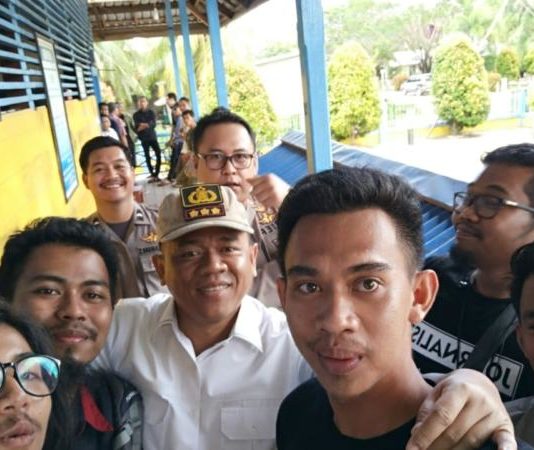 Pilkada Kayong Utara Aman dan Damai Pantau Pilkada. Direktur Kriminal Umum Polda Kalbar, Kombes Pol Arif Rachman diabadikan bersama insan pers saat meninjau pengamanan Pilkada Serentak 2018 di Sukadana, Kabupaten Kayong Utara, Rabu (27/6). Kamiriluddin/RK.