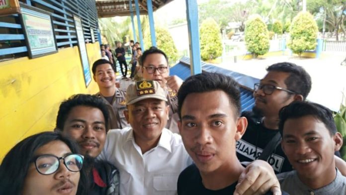 Pantau Pilkada. Direktur Kriminal Umum Polda Kalbar, Kombes Pol Arif Rachman diabadikan bersama insan pers saat meninjau pengamanan Pilkada Serentak 2018 di Sukadana, Kabupaten Kayong Utara, Rabu (27/6). Kamiriluddin/RK.