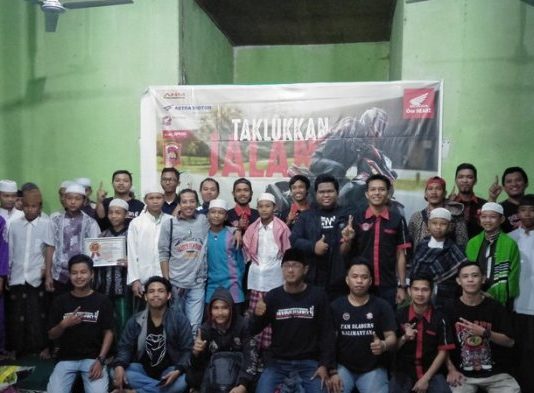 Ratusan Bikers Honda Berbagi di Bulan Suci Ramadan Brotherfood Gathering. Ratusan bikers Honda yang tergabung dalam komunitas naungan paguyuban Honda West Borneo Community (HWBC) mengikuti kegiatan Brotherfood Gathering di Panti Asuhan Hidayatul Muslimin, Minggu (3/6). HWBC for Rakyat Kalbar