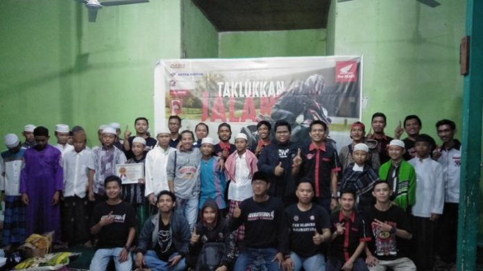 Brotherfood Gathering. Ratusan bikers Honda yang tergabung dalam komunitas naungan paguyuban Honda West Borneo Community (HWBC) mengikuti kegiatan Brotherfood Gathering di Panti Asuhan Hidayatul Muslimin, Minggu (3/6). HWBC for Rakyat Kalbar