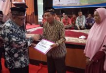 Bupati Sempat Terenyuh Ketika Menyerahkan Insentif Guru Ngaji Insentif Guru Ngaji. Bupati Kubu Raya, H Rusman Ali menyerahkan secara simbolis insentif guru ngaji dan petugas fardu kifayah di Aula Kantor Bupati Kubu Raya, Kamis (7/6). Syamsul Arifin/RK.