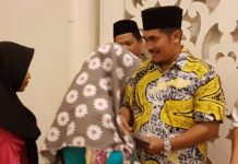 Golkar Optimis Menang Pemilu Legislatif 2019 Santuni Anak Yatim. Ketua DPD Partai Golkar Kubu Raya, H Suharso, S.IP memberikan santunan kepada anak yatim piatu se-Kubu Raya. Usai melaksanakan acara buka puasa bersama keluarga besar DPD Partai Golkar Kubu Raya di Hotel Randayan, Minggu (10/6). Andry Soe/Rakyat Kalbar