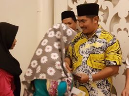 Santuni Anak Yatim. Ketua DPD Partai Golkar Kubu Raya, H Suharso, S.IP memberikan santunan kepada anak yatim piatu se-Kubu Raya. Usai melaksanakan acara buka puasa bersama keluarga besar DPD Partai Golkar Kubu Raya di Hotel Randayan, Minggu (10/6). Andry Soe/Rakyat Kalbar