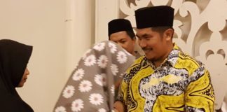 Golkar Optimis Menang Pemilu Legislatif 2019 Santuni Anak Yatim. Ketua DPD Partai Golkar Kubu Raya, H Suharso, S.IP memberikan santunan kepada anak yatim piatu se-Kubu Raya. Usai melaksanakan acara buka puasa bersama keluarga besar DPD Partai Golkar Kubu Raya di Hotel Randayan, Minggu (10/6). Andry Soe/Rakyat Kalbar