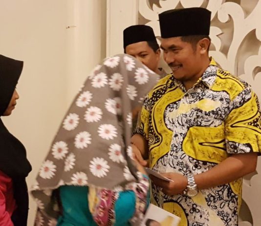 Golkar Optimis Menang Pemilu Legislatif 2019 Santuni Anak Yatim. Ketua DPD Partai Golkar Kubu Raya, H Suharso, S.IP memberikan santunan kepada anak yatim piatu se-Kubu Raya. Usai melaksanakan acara buka puasa bersama keluarga besar DPD Partai Golkar Kubu Raya di Hotel Randayan, Minggu (10/6). Andry Soe/Rakyat Kalbar