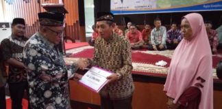 Bupati Sempat Terenyuh Ketika Menyerahkan Insentif Guru Ngaji Insentif Guru Ngaji. Bupati Kubu Raya, H Rusman Ali menyerahkan secara simbolis insentif guru ngaji dan petugas fardu kifayah di Aula Kantor Bupati Kubu Raya, Kamis (7/6). Syamsul Arifin/RK.
