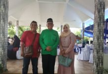 Silaturahim Jangan Terputus karena Perbedaan Pilihan Pilkada Diabadikan. Bupati Kubu Raya, H Rusman Ali diabadikan bersama wartawan Rakyat Kalbar, Andry Soe beserta istri ketika menghadiri open house di kediaman Bupati Kubu Raya, Sabtu (16/6). Humas for Rakyat Kalbar