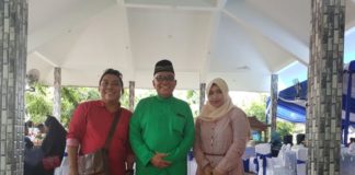 Silaturahim Jangan Terputus karena Perbedaan Pilihan Pilkada Diabadikan. Bupati Kubu Raya, H Rusman Ali diabadikan bersama wartawan Rakyat Kalbar, Andry Soe beserta istri ketika menghadiri open house di kediaman Bupati Kubu Raya, Sabtu (16/6). Humas for Rakyat Kalbar