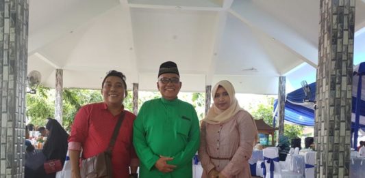 Silaturahim Jangan Terputus karena Perbedaan Pilihan Pilkada Diabadikan. Bupati Kubu Raya, H Rusman Ali diabadikan bersama wartawan Rakyat Kalbar, Andry Soe beserta istri ketika menghadiri open house di kediaman Bupati Kubu Raya, Sabtu (16/6). Humas for Rakyat Kalbar