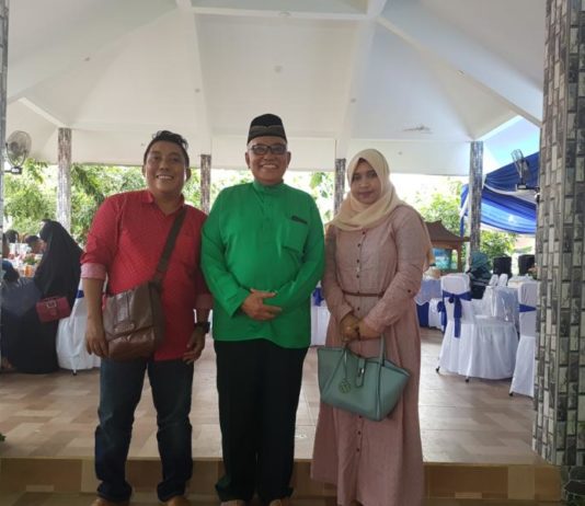 Silaturahim Jangan Terputus karena Perbedaan Pilihan Pilkada Diabadikan. Bupati Kubu Raya, H Rusman Ali diabadikan bersama wartawan Rakyat Kalbar, Andry Soe beserta istri ketika menghadiri open house di kediaman Bupati Kubu Raya, Sabtu (16/6). Humas for Rakyat Kalbar