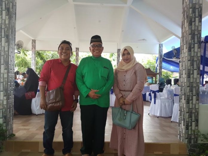 Diabadikan. Bupati Kubu Raya, H Rusman Ali diabadikan bersama wartawan Rakyat Kalbar, Andry Soe beserta istri ketika menghadiri open house di kediaman Bupati Kubu Raya, Sabtu (16/6). Humas for Rakyat Kalbar