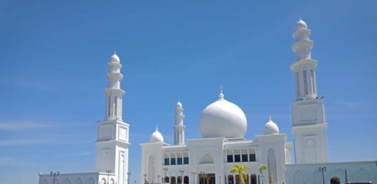 Masjid Oesman Al Khair jadi Objek Wisata Religi Megah Nan Indah. Masjid Agung Oesman Al Khair terlihat megah dan indah dipandang. Masjid ini menjadi kebanggaan muslim Kayong Utara. Warga for Rakyat Kalbar