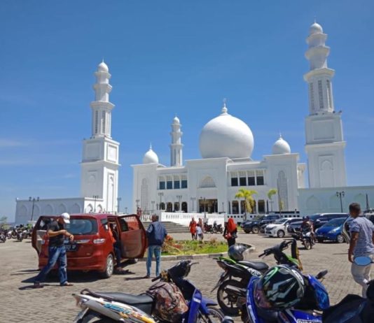 Masjid Oesman Al Khair jadi Objek Wisata Religi Megah Nan Indah. Masjid Agung Oesman Al Khair terlihat megah dan indah dipandang. Masjid ini menjadi kebanggaan muslim Kayong Utara. Warga for Rakyat Kalbar