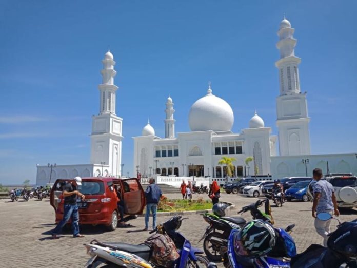 Megah Nan Indah. Masjid Agung Oesman Al Khair terlihat megah dan indah dipandang. Masjid ini menjadi kebanggaan muslim Kayong Utara. Warga for Rakyat Kalbar