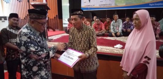 Bupati Sempat Terenyuh Ketika Menyerahkan Insentif Guru Ngaji Insentif Guru Ngaji. Bupati Kubu Raya, H Rusman Ali menyerahkan secara simbolis insentif guru ngaji dan petugas fardu kifayah di Aula Kantor Bupati Kubu Raya, Kamis (7/6). Syamsul Arifin/RK.