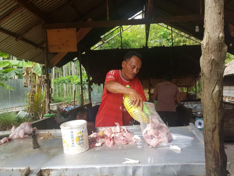 Pedagang Ayam. Tingginya harga ayam, sehingga membuat pedagang ayam di Sukadana minim penghasilan. Warga for Rakyat Kalbar