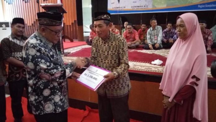 Insentif Guru Ngaji. Bupati Kubu Raya, H Rusman Ali menyerahkan secara simbolis insentif guru ngaji dan petugas fardu kifayah di Aula Kantor Bupati Kubu Raya, Kamis (7/6). Syamsul Arifin/RK.