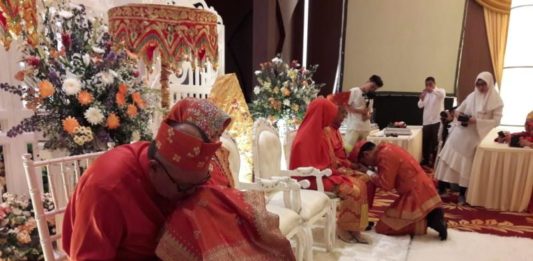 Nahan Haru, H Rusman Ali Berlinang Air Mata Merestui. Bupati Kubu Raya, H Rusman Ali merestui pernikahan putri semata wayangnya, dr Dhea Larasati, MARS dengan AKP Dheni Saputra, SIK yang diiringi tetesan air mata bahagia. Humas for Rakyat Kalbar