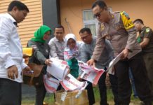 KPU Musnahkan Surat Suara Rusak dan Tak Terpakai Dimusnahkan. Surat suara Pilkada Gubernur dan Pilkada Bupati Kayong Utara yang tersisa dimusnahkan KPU Kayong Utara yang disaksikan pihak terkait di halaman Kantor KPU Kayong Utara, Selasa (26/6). Humas for Rakyat Kalbar