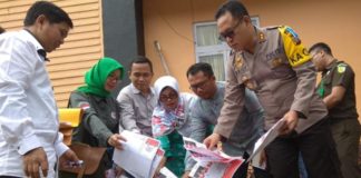 KPU Musnahkan Surat Suara Rusak dan Tak Terpakai Dimusnahkan. Surat suara Pilkada Gubernur dan Pilkada Bupati Kayong Utara yang tersisa dimusnahkan KPU Kayong Utara yang disaksikan pihak terkait di halaman Kantor KPU Kayong Utara, Selasa (26/6). Humas for Rakyat Kalbar