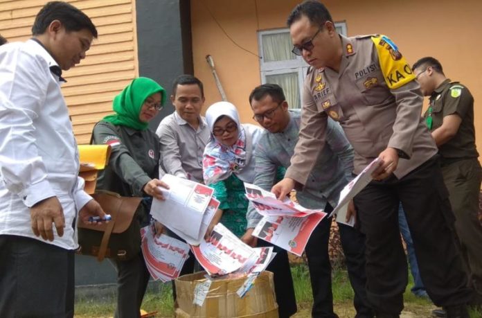 Dimusnahkan. Surat suara Pilkada Gubernur dan Pilkada Bupati Kayong Utara yang tersisa dimusnahkan KPU Kayong Utara yang disaksikan pihak terkait di halaman Kantor KPU Kayong Utara, Selasa (26/6). Humas for Rakyat Kalbar