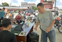 Unik, Warga Meninggal Dunia Dapat Undangan Memilih Anomali. Kundarto warga Tanjung Niaga merasa aneh, karena anaknya yang sudah meninggal dunia bisa mendapatkan form C6 saat mengecek namanya di Posko KPU Melawi, Rabu (27/6). Dedi Irawan/RK.