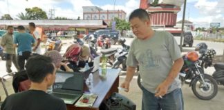 Unik, Warga Meninggal Dunia Dapat Undangan Memilih Anomali. Kundarto warga Tanjung Niaga merasa aneh, karena anaknya yang sudah meninggal dunia bisa mendapatkan form C6 saat mengecek namanya di Posko KPU Melawi, Rabu (27/6). Dedi Irawan/RK.