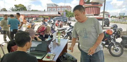 Unik, Warga Meninggal Dunia Dapat Undangan Memilih Anomali. Kundarto warga Tanjung Niaga merasa aneh, karena anaknya yang sudah meninggal dunia bisa mendapatkan form C6 saat mengecek namanya di Posko KPU Melawi, Rabu (27/6). Dedi Irawan/RK.