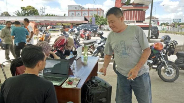 Anomali. Kundarto warga Tanjung Niaga merasa aneh, karena anaknya yang sudah meninggal dunia bisa mendapatkan form C6 saat mengecek namanya di Posko KPU Melawi, Rabu (27/6). Dedi Irawan/RK.