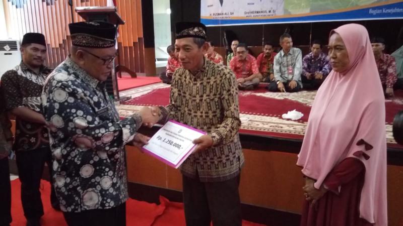 Insentif Guru Ngaji. Bupati Kubu Raya, H Rusman Ali menyerahkan secara simbolis insentif guru ngaji dan petugas fardu kifayah di Aula Kantor Bupati Kubu Raya, Kamis (7/6). Syamsul Arifin/RK.