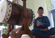 Ramadan Ini Ibu dan Adik Ikuti Jejaknya Memeluk Islam HIDAYAH. Tonny Cristianto duduk di serambi masjid Agunng Baitul Hakim Kota madiun. Bagus Insanu Rohman for Radar Madiun