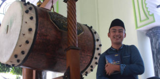 Ramadan Ini Ibu dan Adik Ikuti Jejaknya Memeluk Islam HIDAYAH. Tonny Cristianto duduk di serambi masjid Agunng Baitul Hakim Kota madiun. Bagus Insanu Rohman for Radar Madiun