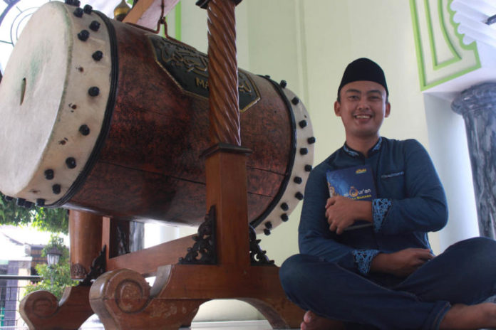 HIDAYAH. Tonny Cristianto duduk di serambi masjid Agunng Baitul Hakim Kota madiun. Bagus Insanu Rohman for Radar Madiun