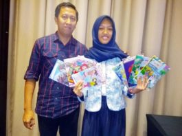 PRODUKTIF. Fayanna dan ayahnya, Martono Asmari, usai diskusi literasi di Jakarta, Mei lalu. Ferlynda Putri-Jawa Pos