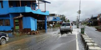 Fungsi Drainase Perkotaan Buruk GENANGAN. Ruas Jalan Lintas Selatan dan pemukiman warga di Kedamin terendam setelah diguyur hujan beberapa hari lalu. Dok