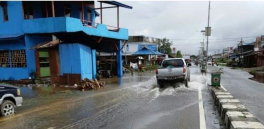 Fungsi Drainase Perkotaan Buruk GENANGAN. Ruas Jalan Lintas Selatan dan pemukiman warga di Kedamin terendam setelah diguyur hujan beberapa hari lalu. Dok