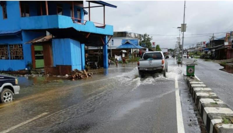 GENANGAN. Ruas Jalan Lintas Selatan dan pemukiman warga di Kedamin terendam setelah diguyur hujan beberapa hari lalu. Dok