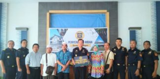 Barang Milik Negara Senilai Rp10 Juta HASIL PENINDAKAN. Bea Cukai Entikong menyerahkan barang hasil penindakan kepada sejumlah yayasan di perbatasan Entikong dan Sekayam, Kamis (7/6). Bea Cukai Entikong