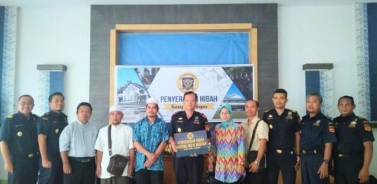 Barang Milik Negara Senilai Rp10 Juta HASIL PENINDAKAN. Bea Cukai Entikong menyerahkan barang hasil penindakan kepada sejumlah yayasan di perbatasan Entikong dan Sekayam, Kamis (7/6). Bea Cukai Entikong