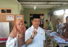 Hamzah dan Sujiwo Menang di TPS Tempat Mencoblos Coblos. Cabup Hamzah Tawil saat menyoblos di TPS 10 Sungai Raya Dalam serta Cawabup Sujiwo yang memilih di TPS 13 Sungai Raya Dalam, Rabu (27/6). Syamsul Arifin/RK.