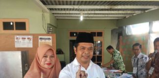 Hamzah dan Sujiwo Menang di TPS Tempat Mencoblos Coblos. Cabup Hamzah Tawil saat menyoblos di TPS 10 Sungai Raya Dalam serta Cawabup Sujiwo yang memilih di TPS 13 Sungai Raya Dalam, Rabu (27/6). Syamsul Arifin/RK.