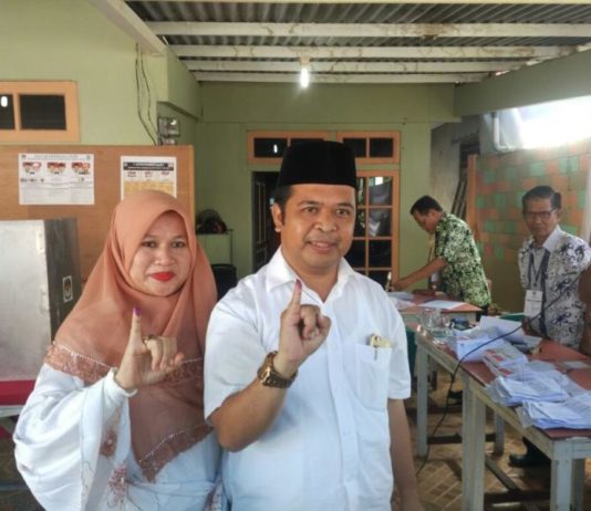 Hamzah dan Sujiwo Menang di TPS Tempat Mencoblos Coblos. Cabup Hamzah Tawil saat menyoblos di TPS 10 Sungai Raya Dalam serta Cawabup Sujiwo yang memilih di TPS 13 Sungai Raya Dalam, Rabu (27/6). Syamsul Arifin/RK.