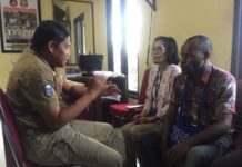 Seharusnya Kru Pesawat Lebih Cerdas DISERAHKAN. Frantinus Nirigi saat diserahkan ke Korwas PPNS Kemenhub di Polda Kalbar, Kamis (31/5). Jessica Wuysang for RK