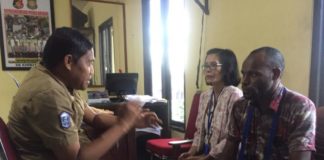 Seharusnya Kru Pesawat Lebih Cerdas DISERAHKAN. Frantinus Nirigi saat diserahkan ke Korwas PPNS Kemenhub di Polda Kalbar, Kamis (31/5). Jessica Wuysang for RK