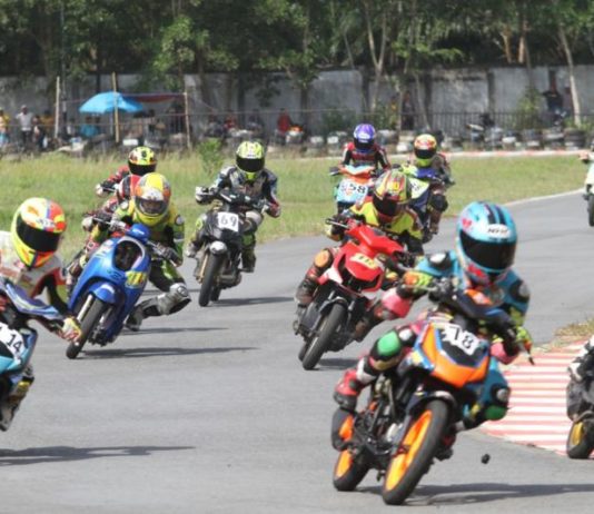 Mendekatkan Diri dengan Masyarakat Kalbar PEMBALAP. Para pembalap motor matic tengah bersaing kecepatan di Sirkuit Taman Pasir Panjang Singkawang, belum lama ini—Ocsya Ade CP