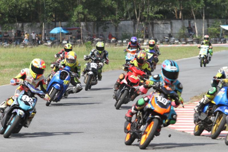 PEMBALAP. Para pembalap motor matic tengah bersaing kecepatan di Sirkuit Taman Pasir Panjang Singkawang, belum lama ini—Ocsya Ade CP